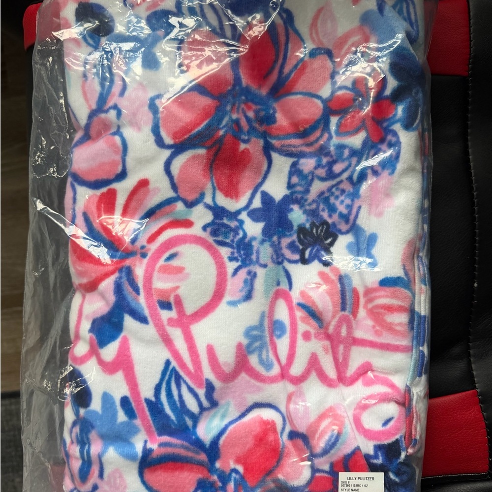 Lilly Pulitzer Party Like a Lobstar Towl - Picture 2 of 6